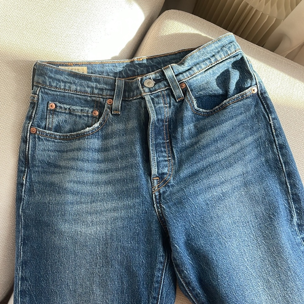 Levi's Women's Straight Leg Jeans in Medium Blue Wash - Picture 3 of 7